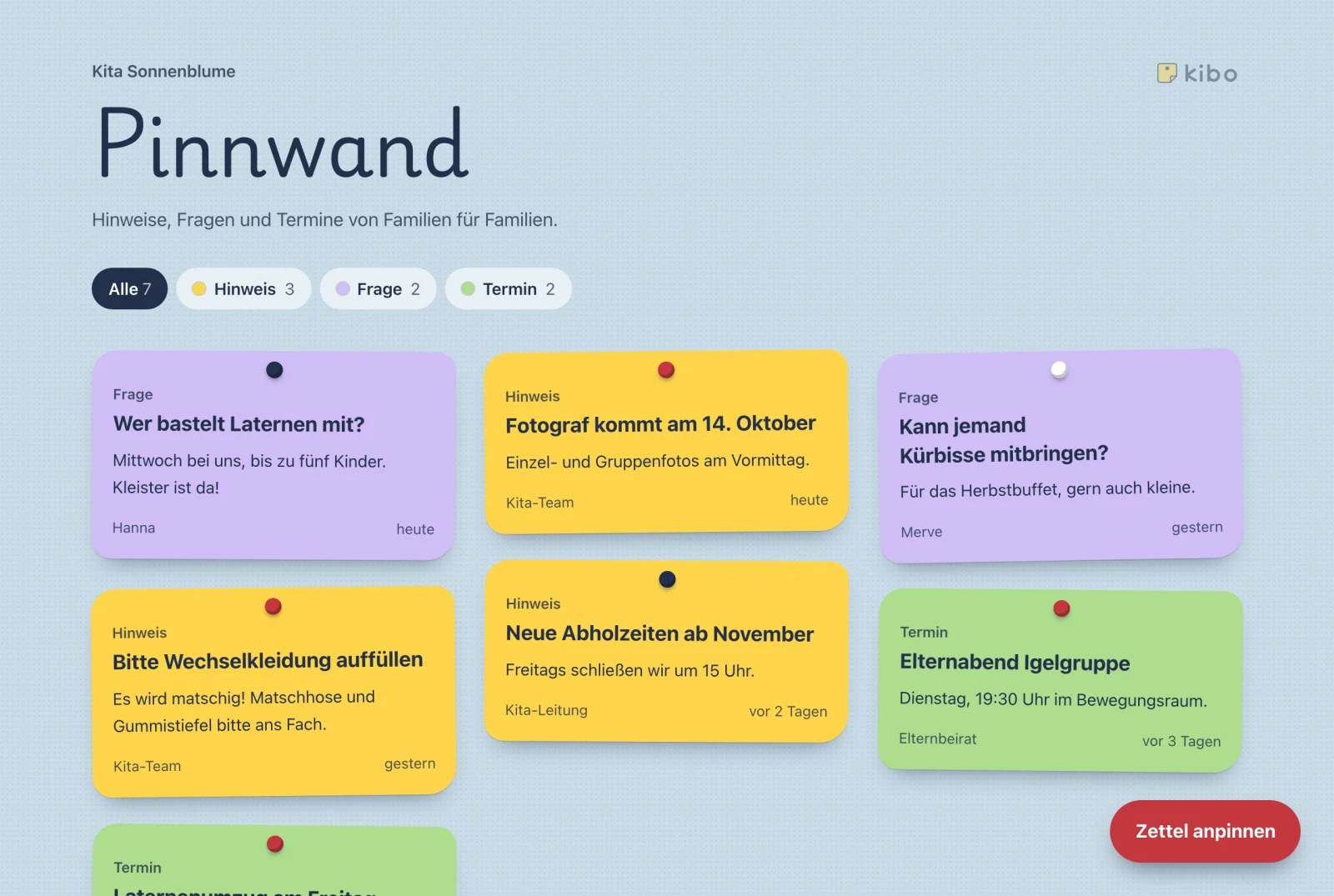 Eine Pinnwand in Kibo: Hinweise, Fragen und Termine als farbige Zettel auf einer Filzwand